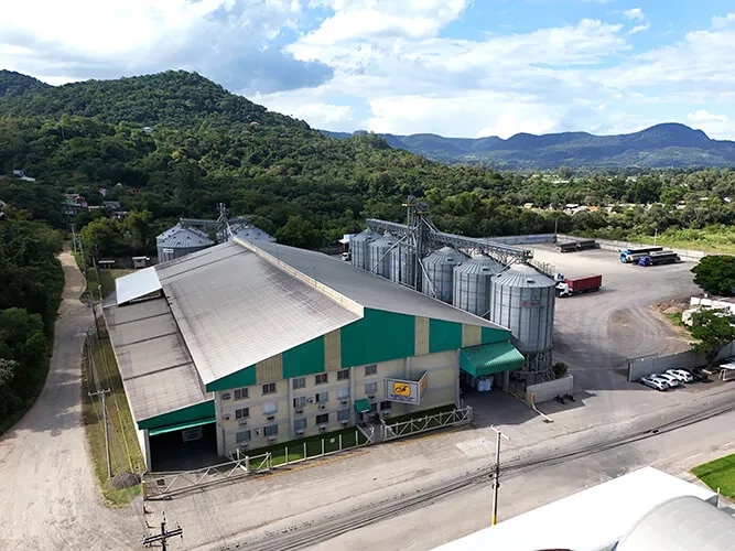 Vista aérea da empresa de exportação de arroz Favarin