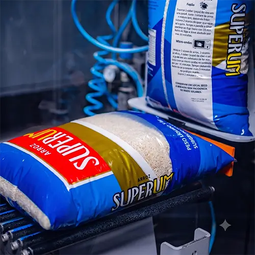 Embalagem de arroz SuperUm sendo empacotadp