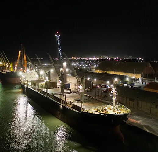Vista aérea do navio no porto á noite