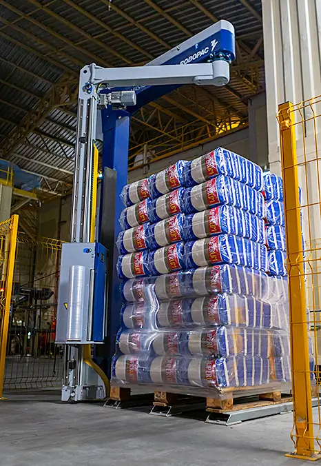 pacotes de arroz Superum empilhados na indústria